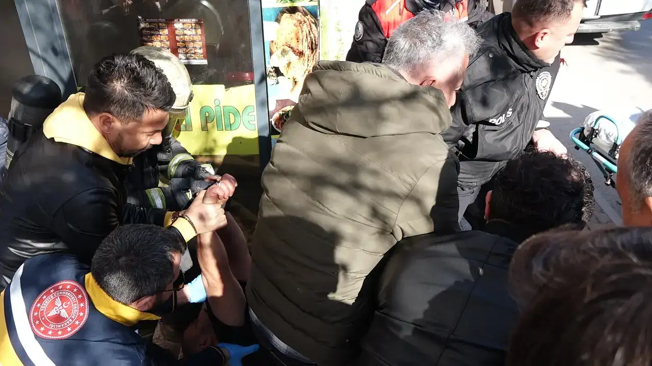 Elinde Satırla Fırını Ateşe Verdi, Dumandan Bayıldı 6